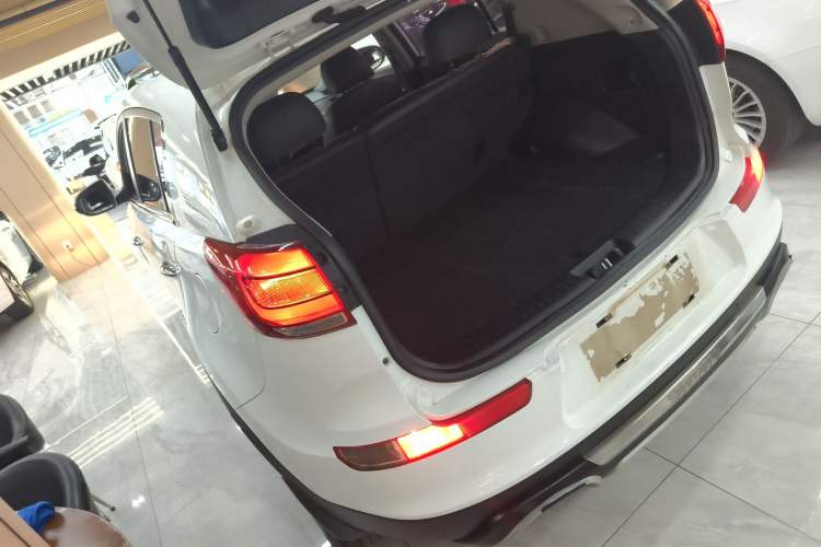 Used Kia Sportage R 2015 2.0L Automatic Two-Wheel Drive DLX Model Rear Left 45 Deg