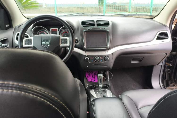 Used Dodge Journey 2013 2.4L Two-Wheel Drive Luxury Version
