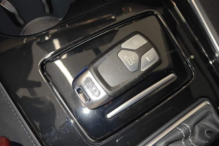 Used Audi A4L 2025 2 Million Units Enjoyment Version 40 TFSI Luxury Dynamic Edition Vehicle Key