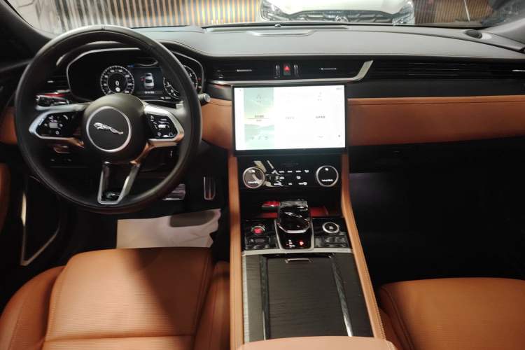 Used Jaguar XFL 2024 2.0T P300 Four-Wheel Drive Flagship Sport Gold Edition
