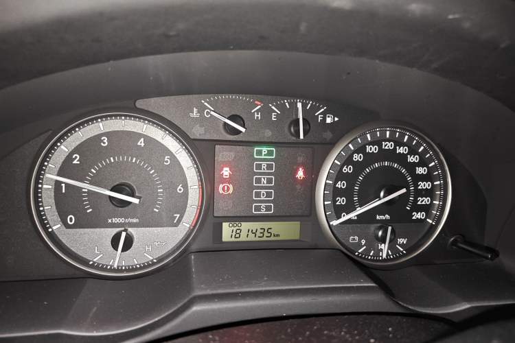 Used Toyota Land Cruiser 2015 4.0L V6 Middle East Low-Trim Version
