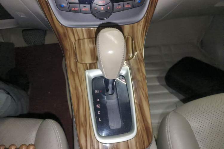 Used Nissan Sylphy 2012 1.8XL CVT Luxury Edition Gear Lever