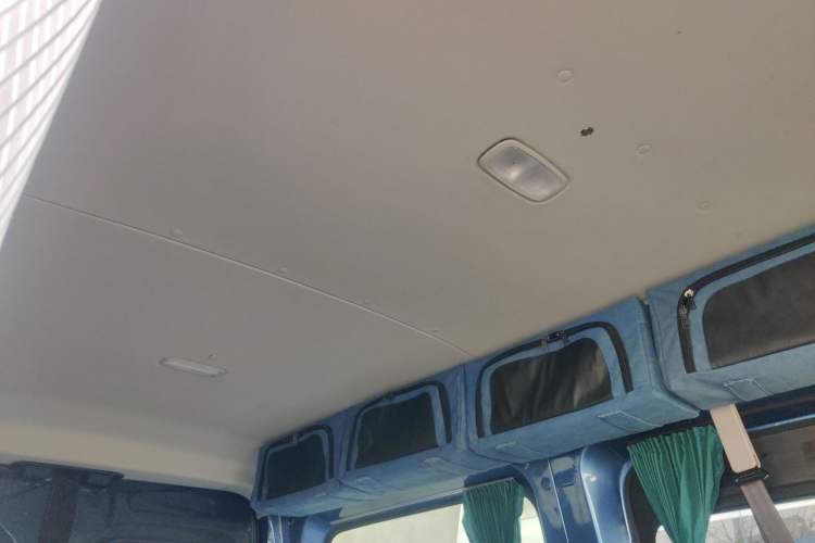 Used SAIC MAXUS Xintu V90 2022 2.0T AMT Yunjie Front-Wheel-Drive Long Wheelbase High-Roof Single-Tire Rear 7-Seater
