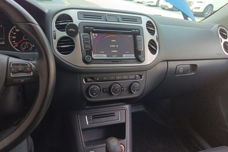 Used Volkswagen Tiguan 2015 1.8TSI Automatic All-Wheel-Drive Luxury Model Audio And AC Panel