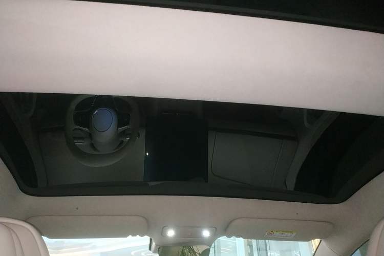 Used Hima Luxeed S7 2025 705 km Max
