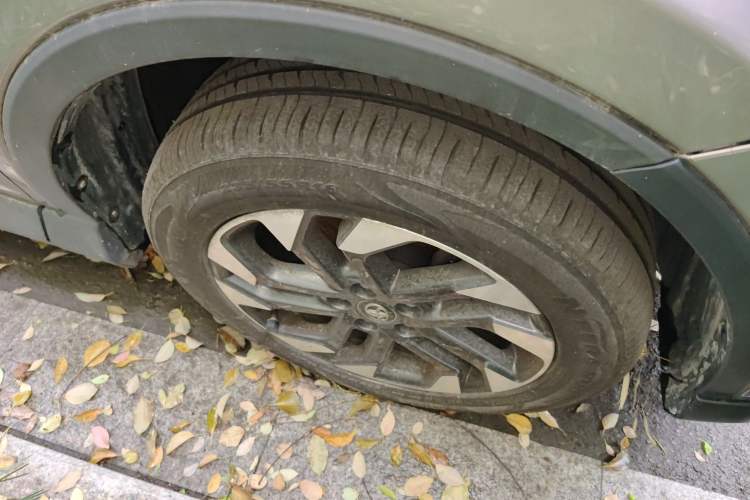 Used Toyota RAV4 2016 2.5L Automatic 4x4 Elite Edition Right Front Wheel Hub