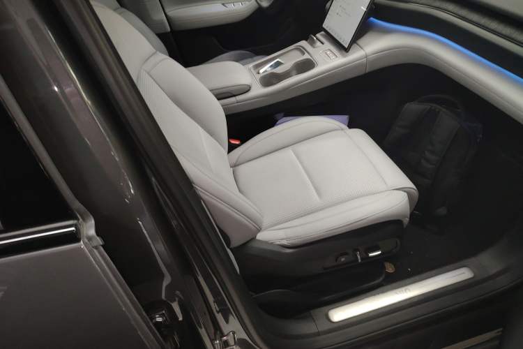 Used Nio ES6 2024 75 kWh Right Front Seat