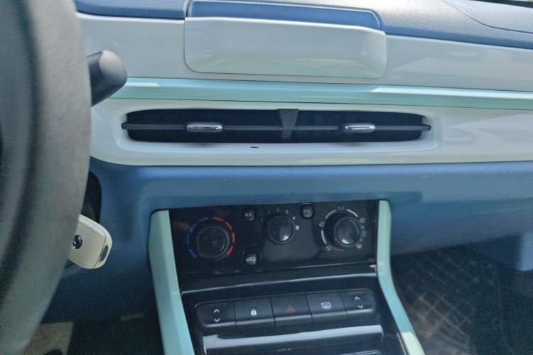 Used Dongfeng NAMMI BOX 2022 Chasing Wind Edition 331 km Standard Model Audio And AC Panel