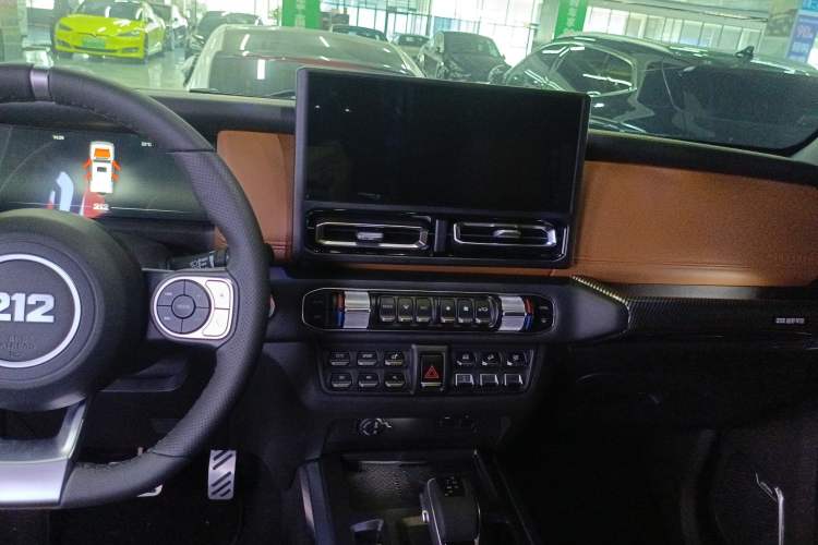 Used 212 T01 2024 2.0T Explorer
