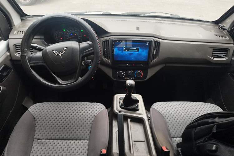 Used Wuling Rongguang New Truck 2019 1.5L Double-Cab China VI L3C Center Console