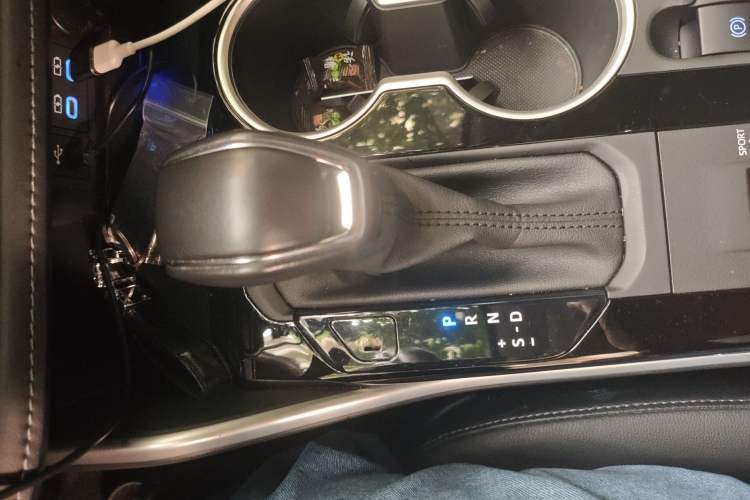 Used Toyota Highlander 2022 Dual-Engine 2.5L Four-Wheel Drive Prestige Version 7 Seats Gear Lever