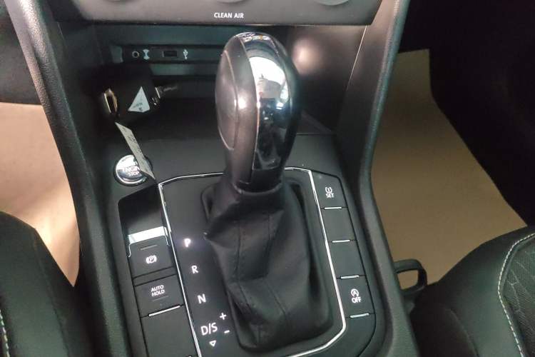 Used Volkswagen Tiguan L 2017 330TSI Automatic Two-Wheel Drive Luxury Edition Gear Lever