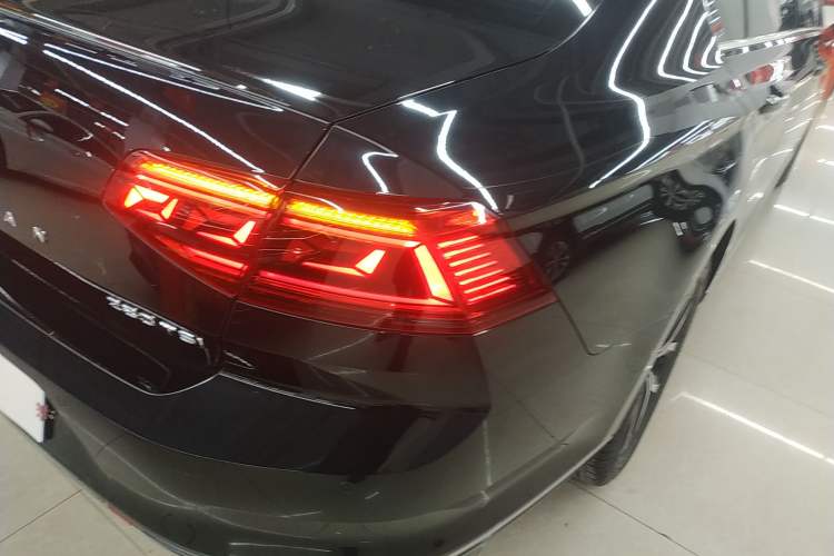 Used Volkswagen Magotan 2020 280TSI DSG Comfort Edition Right Rear Taillight