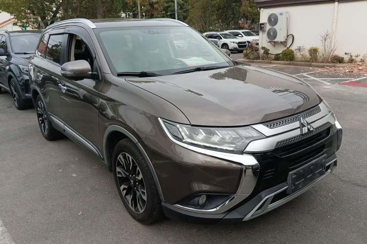 Used Mitsubishi Outlander 2019 2.4L 4x4 Zhi Xiang Edition 7 Seats China V Emission Standard