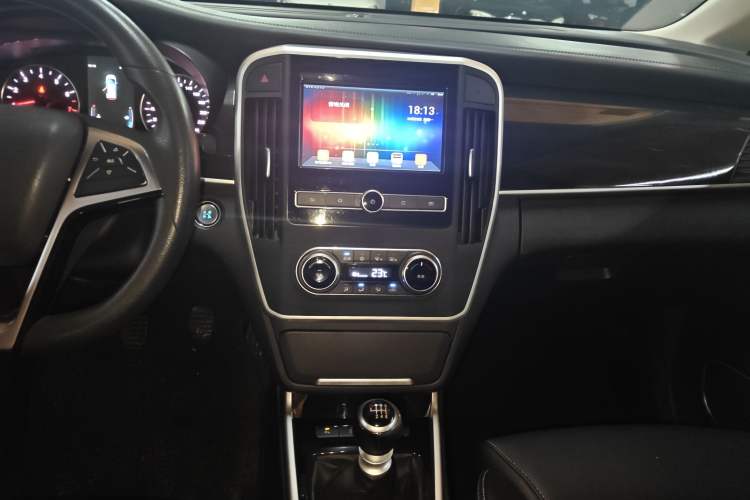 Used BYD Song MAX 2017 1.5T Manual Smart Connect Luxury 7-Seater Audio And AC Panel