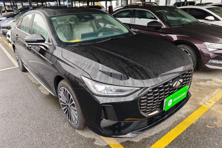 Used Fengyun A8L 2025 1.5 TGDI 145 km Luxury Version Exterior 2