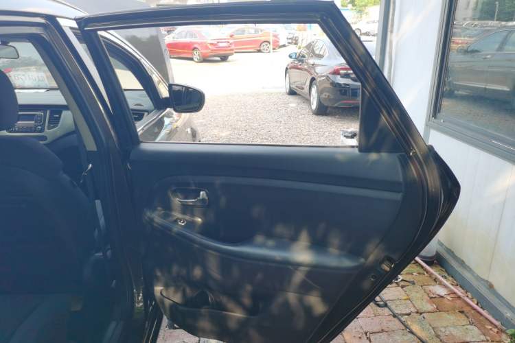 Used Kia Carens 2013 2.0L 7-Seater Automatic Standard Version China IV Standard
