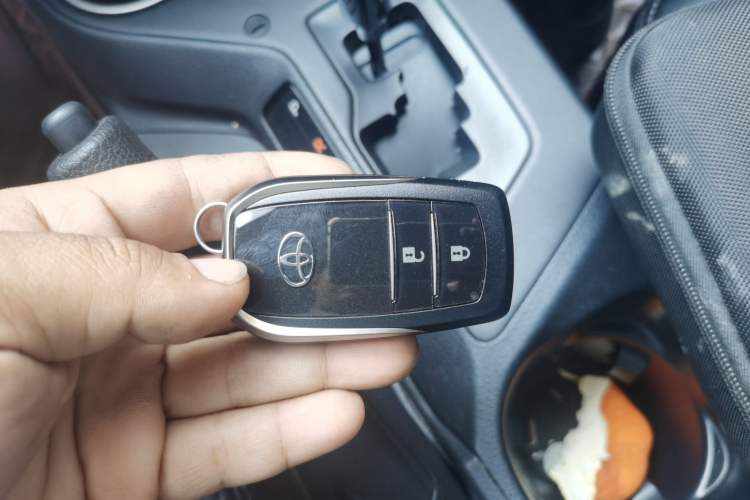 Used Toyota RAV4 2019 2.0L CVT Two-Wheel Drive Luxury Version China VI Standard