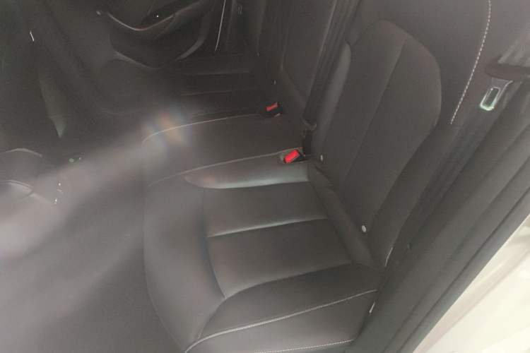 Used Roewe i6 2020 PLUS 1.6L CVT 4G Connected Glory Holographic Edition
