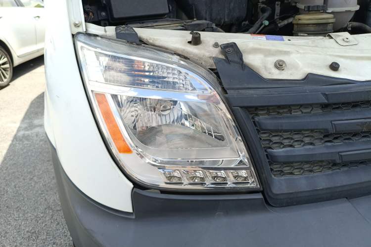 Used SAIC MAXUS Xintu V80 2015 2.5T Manual Aoyuntong Version Short Wheelbase Mid-Roof