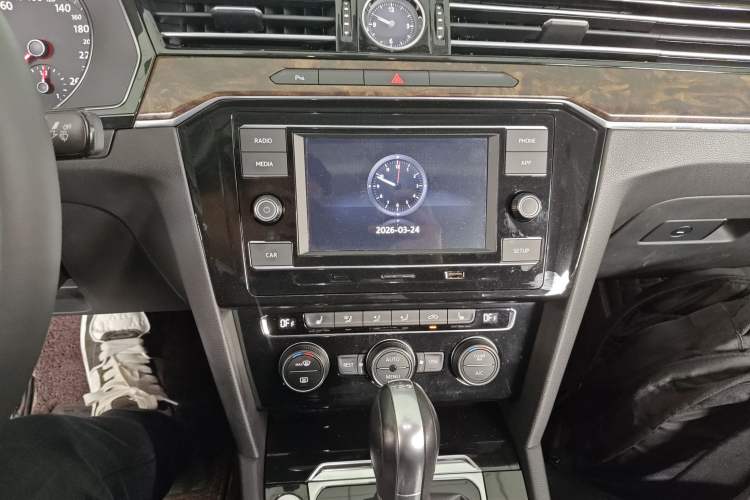 Used Volkswagen Magotan 2018 Facelift 330TSI DSG Luxury Model Audio And AC Panel