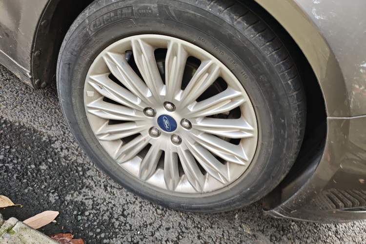 Used Ford Mondeo 2013 2.0L GTDi 200 Luxury Model Right Front Wheel Hub