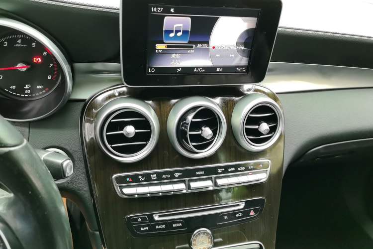 Used Mercedes-Benz GLC 2019 GLC 260 L 4MATIC Dynamic Model Audio And AC Panel