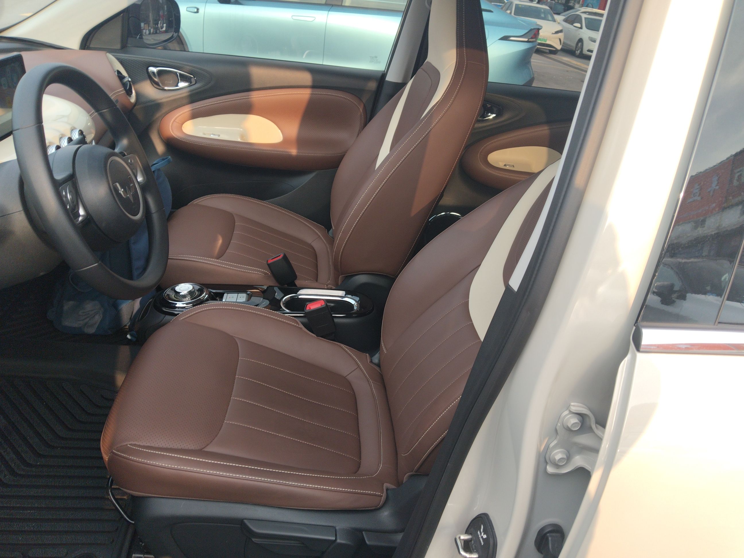 المقاعد الأمامية داخل السيارة