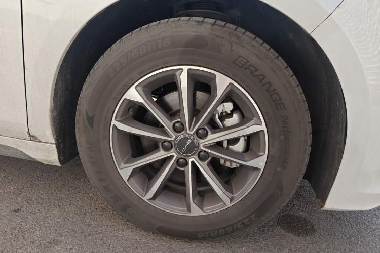 Used BYD Destroyer 05 2024 HONOR Edition DM-i 55KM Luxury Model Right Front Wheel Hub