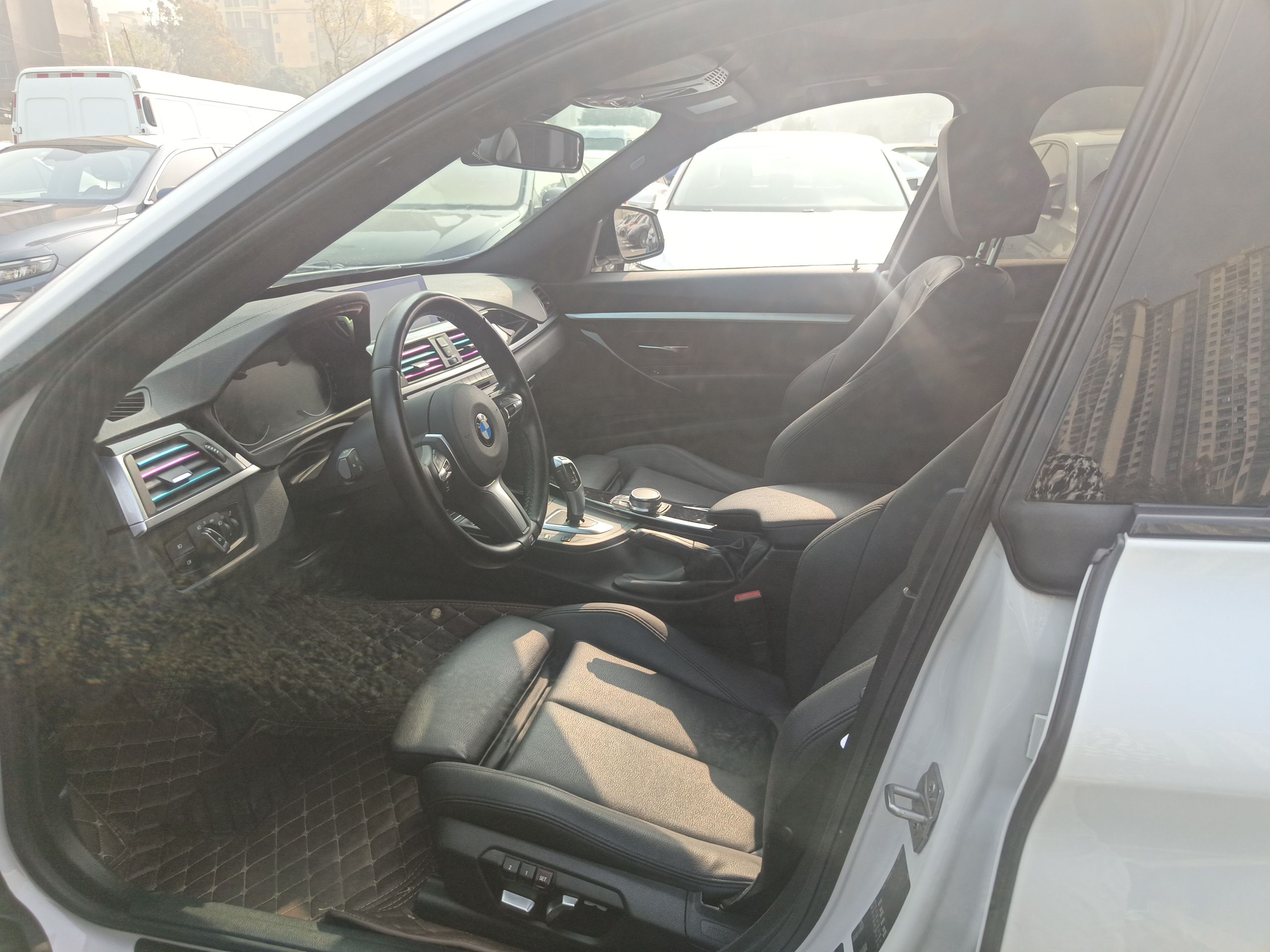 المقاعد الأمامية داخل السيارة