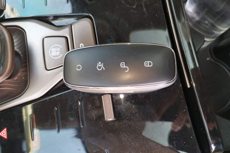 Used Denza D9 2022 DM-i 1040 Prestige Model
