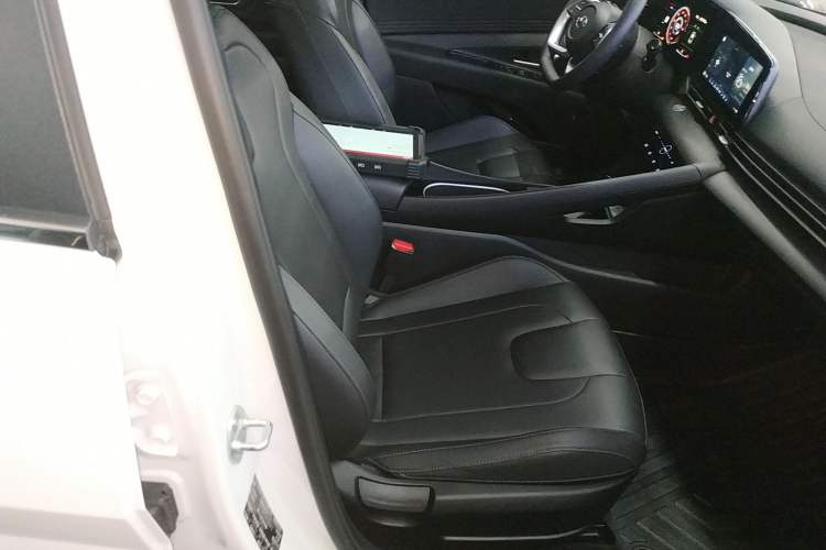 Used Hyundai Elantra 2022 1.5L CVT LUX Prestige Edition
