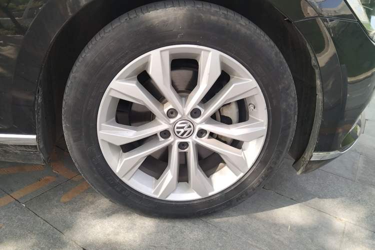 Used Volkswagen Magotan 2019 330TSI DSG Luxury Version China VI Standard Right Front Wheel Hub