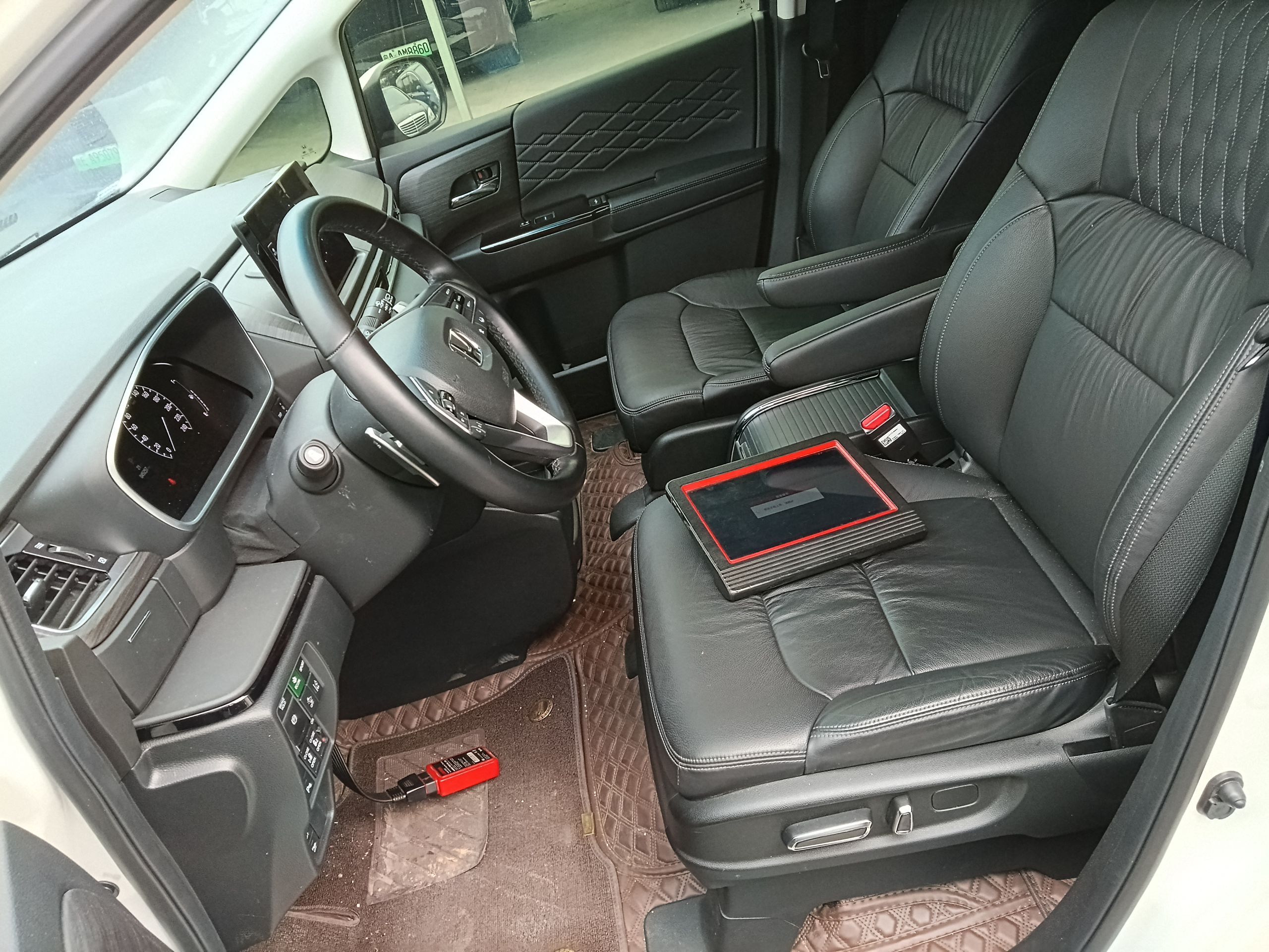 المقاعد الأمامية داخل السيارة