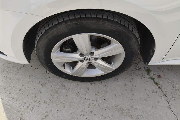 Used Volkswagen Lavida 2018 Classic 1.5L Automatic Fashion Edition China VI Standard Left Front Wheel Hub