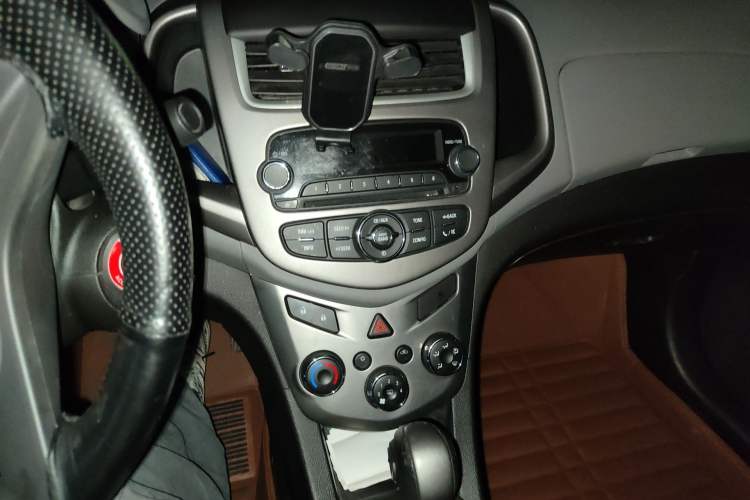 Used Chevrolet Aveo Sonic 2014 Sedan 1.4SL AT Stylish Sunroof Edition
