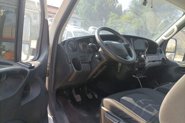 Used Iveco Eurocargo 2021 2.0T Manual - Yunrui Short Wheelbase Low-Roof Side-Sliding Door F1A