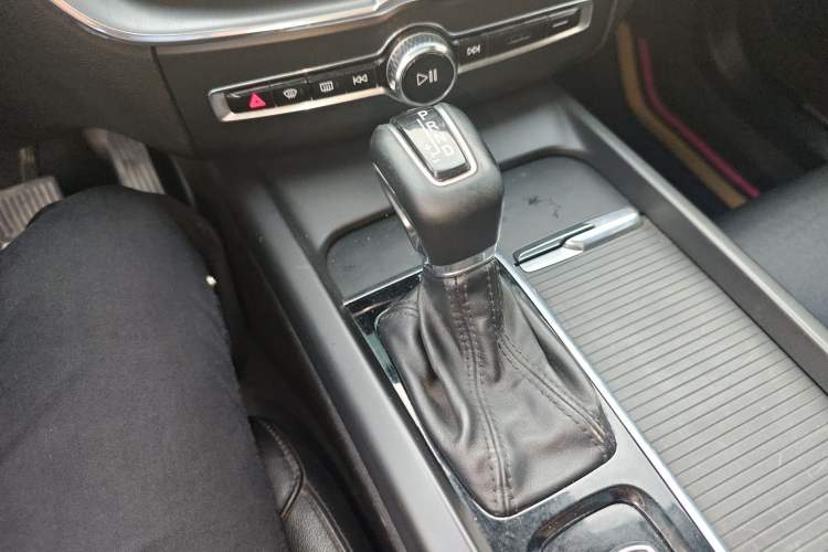 Used Volvo XC60 2021 T5 4x4 Smart Luxury Edition Gear Lever