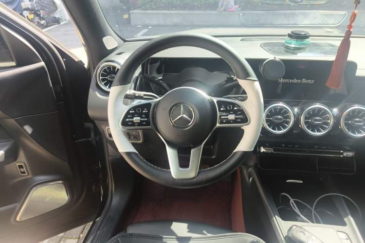 Used Mercedes-Benz GLB 2021 GLB 200 Dynamic Edition Steering Wheel