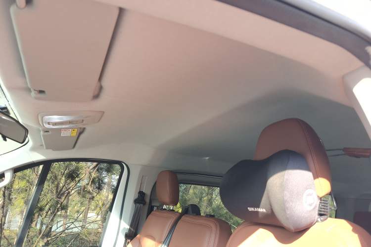 Used SAIC MAXUS V70 Xintu 2023 2.0T Diesel Manual Elite Edition 5/6 Seats 93 kW