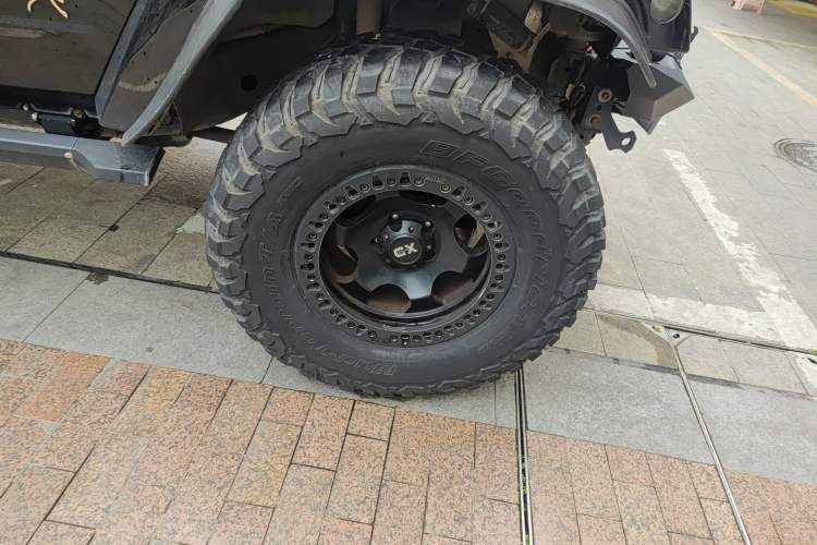 Used Jeep Wrangler 2013 3.6L Sahara Four-Door Edition Right Front Wheel Hub