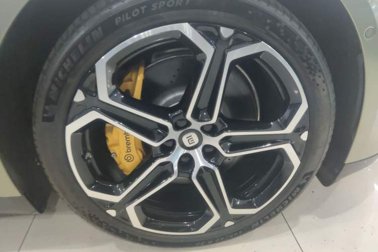 Used Xiaomi Auto SU7 2024 Rear-Drive Long-Range Intelligent Driving Version Right Front Wheel Hub