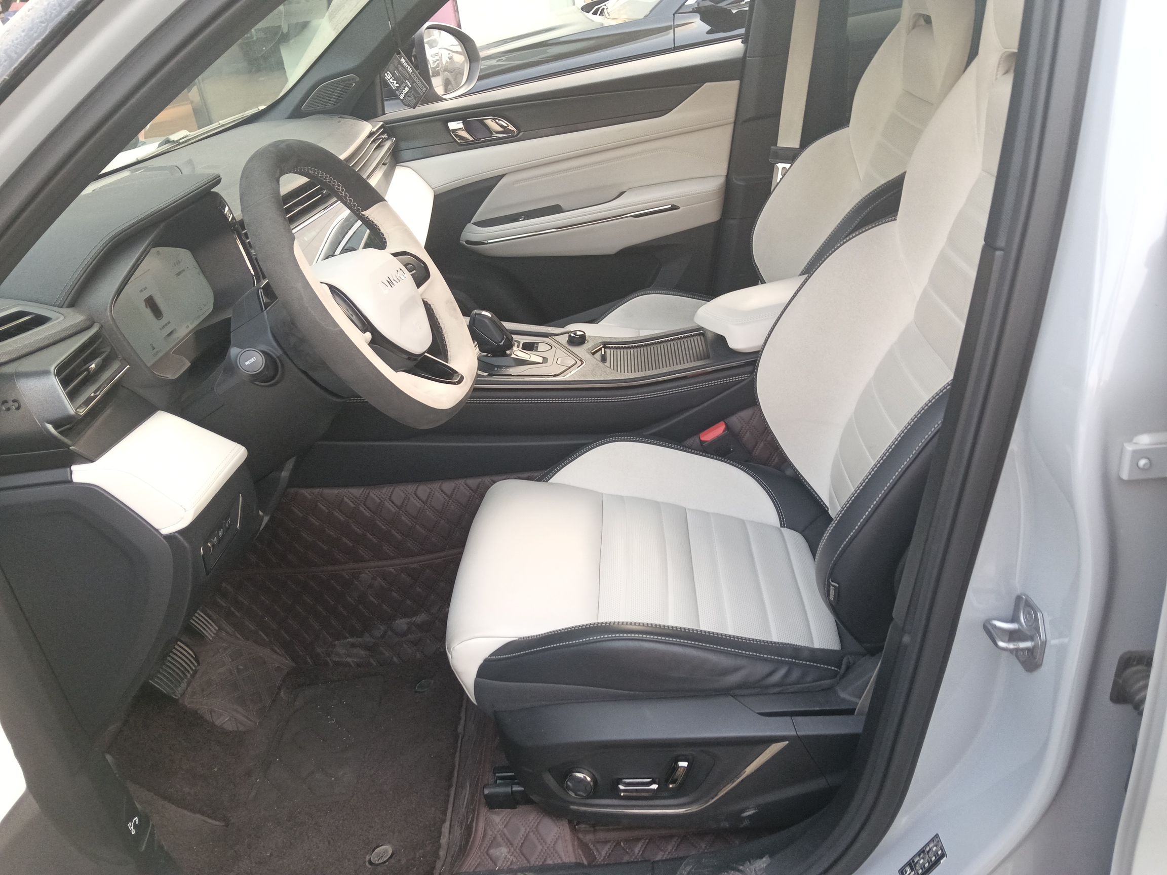 المقاعد الأمامية داخل السيارة