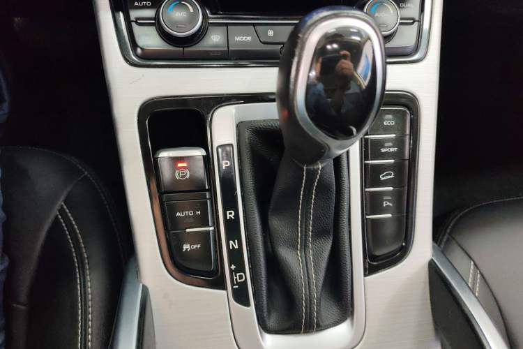 Used Geely Auto Emgrand X7 Sport 2016 1.8TD Automatic Smart Connectivity Version Gear Lever