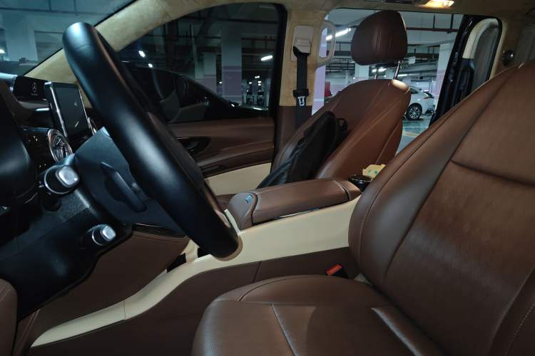 Used Mercedes-Benz Vito 2018 2.0T Elite Version 7 Seats China VI Emission Standard
