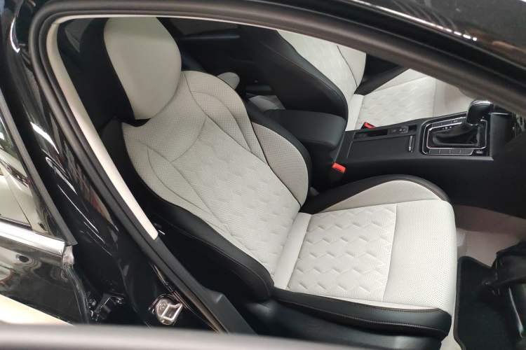 Used Volkswagen Magotan 2026 30 Million Vehicles Selected Model 380TSI DSG Luxury Edition Right Front Seat