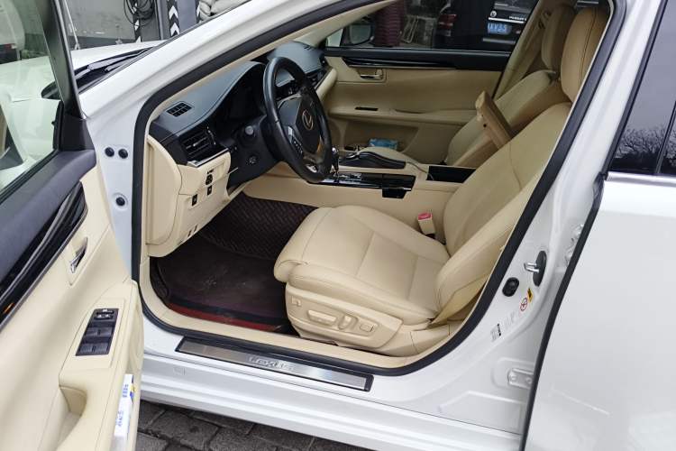 Used Lexus ES 2013 300h Elite Edition