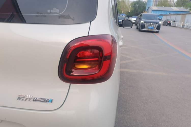 Used Wuling Hongguang MINIEV 2025 Four-Door Version Advanced Edition Right Rear Taillight