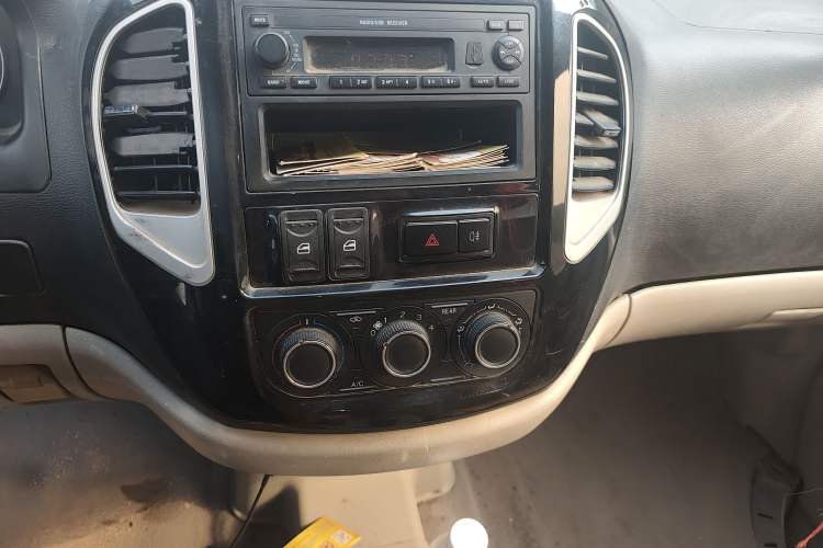 Used FORTHING Lingzhi 2016 M3L 1.6L 7-Seater Comfort Model Audio And AC Panel