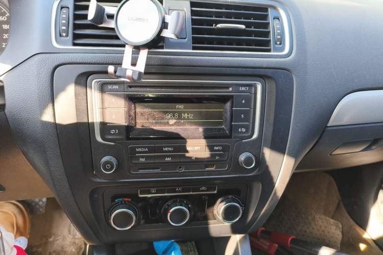 Used Volkswagen Sagitar 2012 1.6L Automatic Comfort Edition Audio And AC Panel